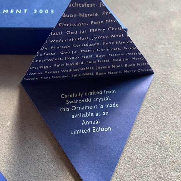 Swarovski 2005 Annual Snowflake Christmas Ornament - Picture 3 of 5